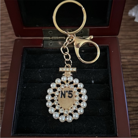 Luxe Accessories - Lux Fashion Designer No 5 Gold and Pearl Bag Charm/Keychain